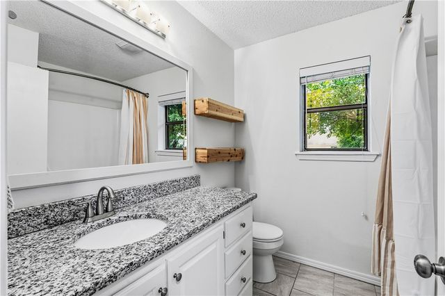 1704 SW D Street, Bentonville, AR 72712