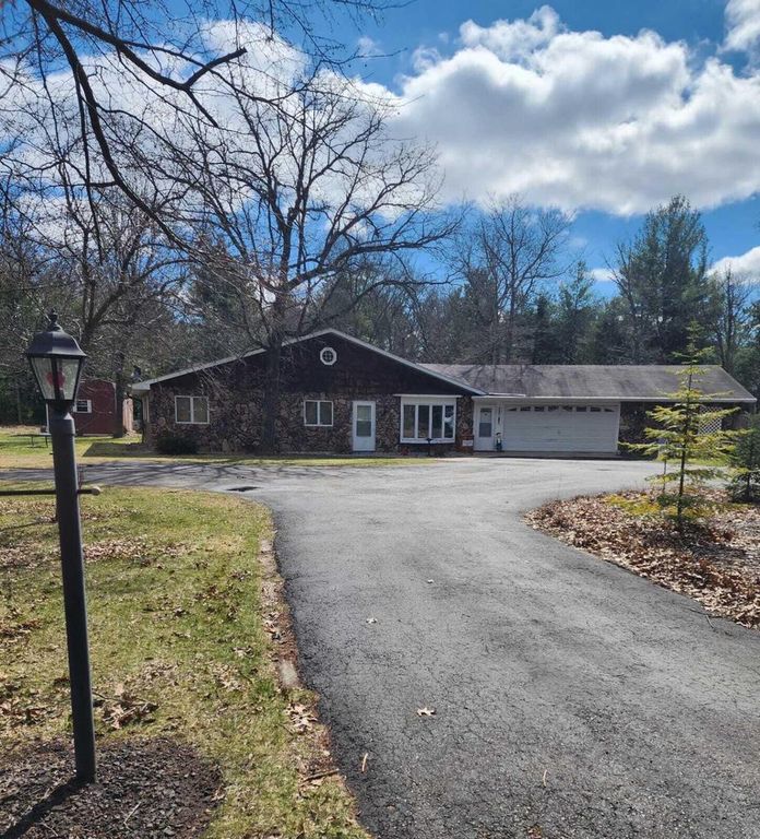 520 N 4th AVENUE, Redgranite, WI 54970