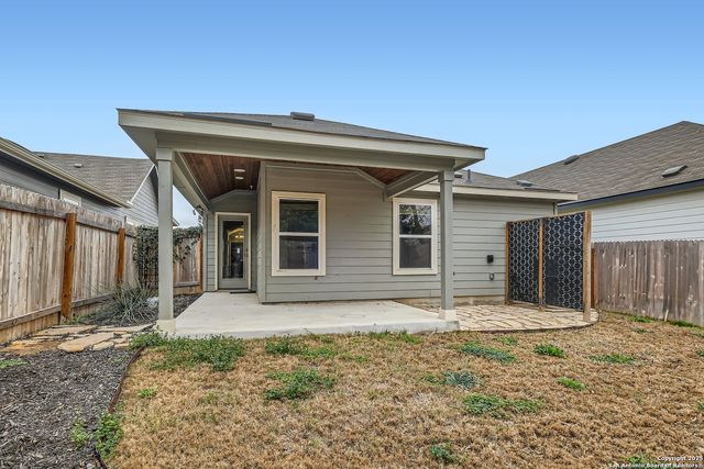 863 Farmhouse Trail, New Braunfels, TX 78130