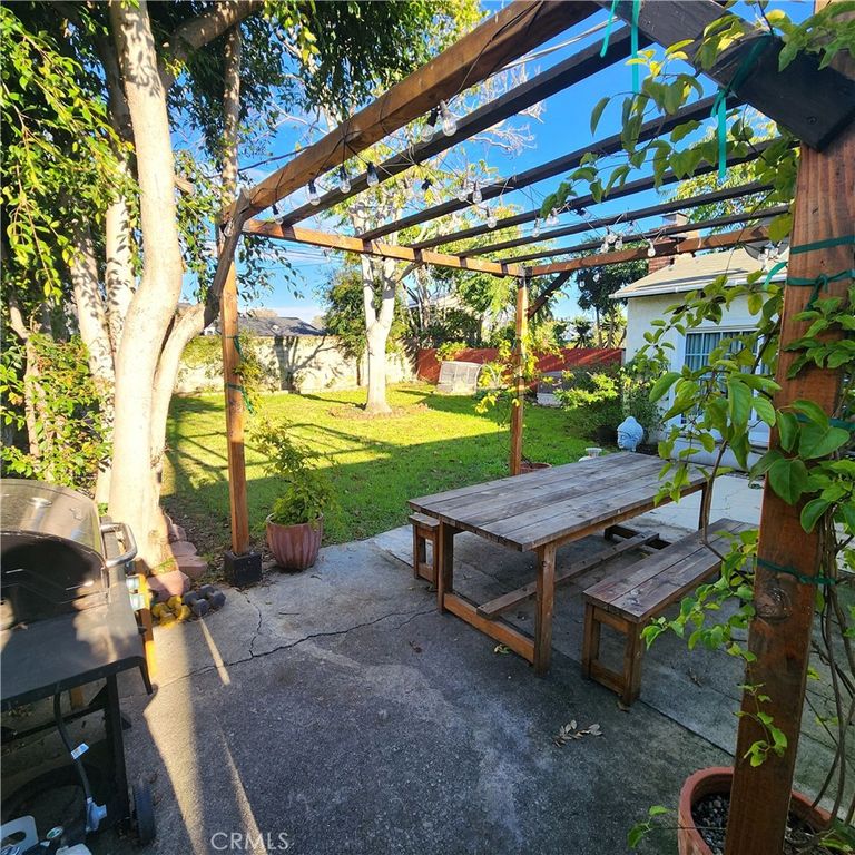 Image 18 of property listing at 8806 De Haviland, Los Angeles, CA 90045