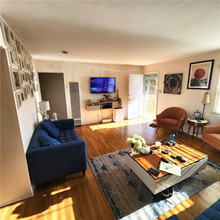 Image 5 of property listing at 8806 De Haviland, Los Angeles, CA 90045