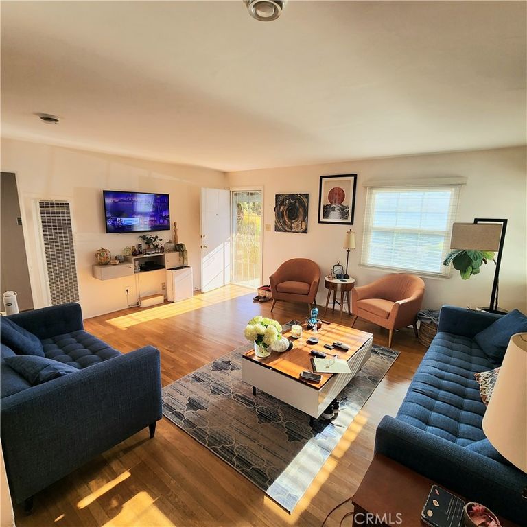 Image 6 of property listing at 8806 De Haviland, Los Angeles, CA 90045