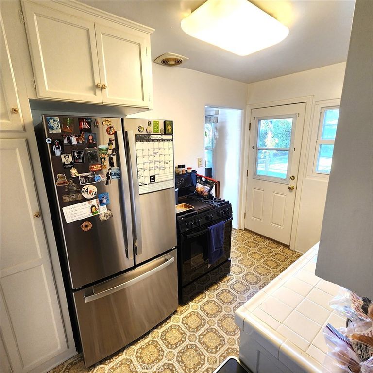 Image 9 of property listing at 8806 De Haviland, Los Angeles, CA 90045