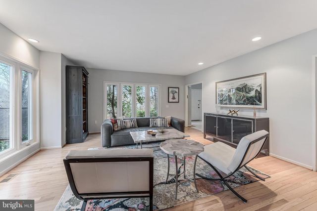 9216 BEECH HILL DR, Bethesda, MD 20817