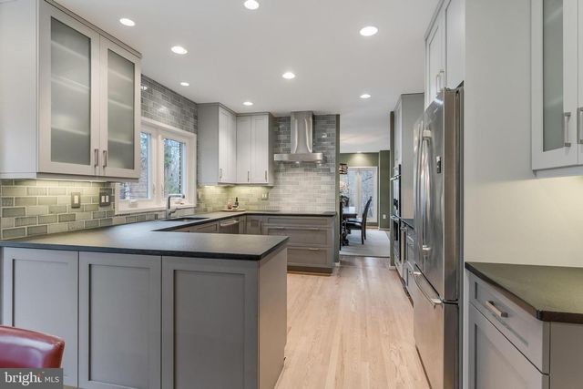 9216 BEECH HILL DR, Bethesda, MD 20817