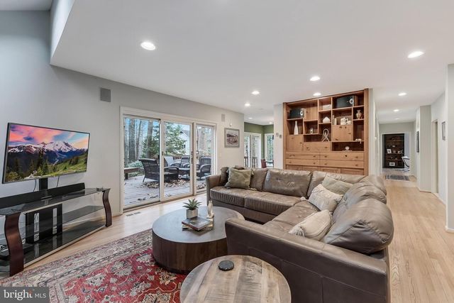 9216 BEECH HILL DR, Bethesda, MD 20817