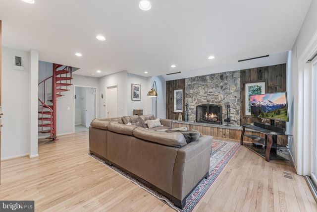 9216 BEECH HILL DR, Bethesda, MD 20817