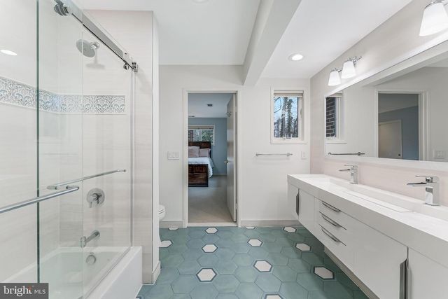 9216 BEECH HILL DR, Bethesda, MD 20817