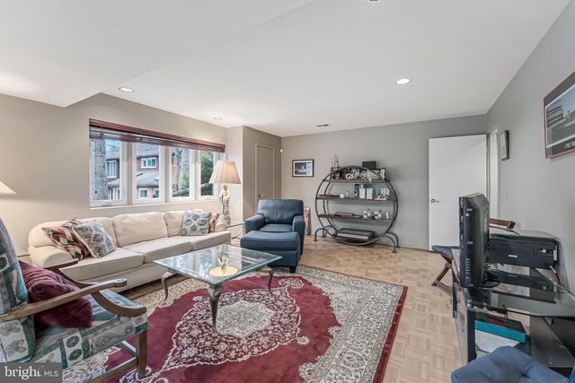 9216 BEECH HILL DR, Bethesda, MD 20817