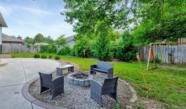 213 Timberlane Ct, Haysville, KS 67060