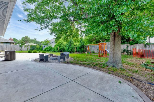 213 Timberlane Ct, Haysville, KS 67060