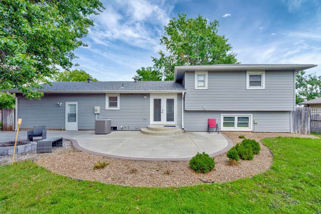 213 Timberlane Ct, Haysville, KS 67060