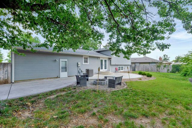 213 Timberlane Ct, Haysville, KS 67060