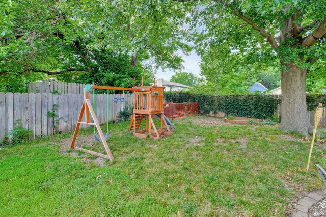 213 Timberlane Ct, Haysville, KS 67060