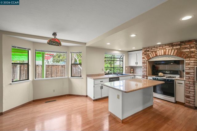 5017 Murchio Dr, Concord, CA 94521