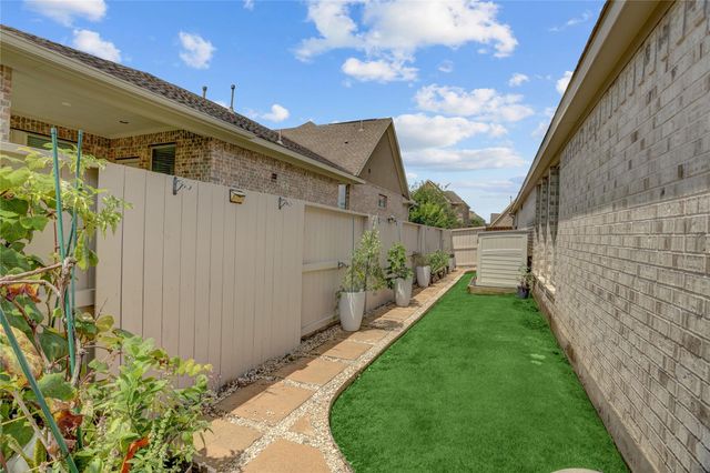 9811 Faulkner Trail, Iowa Colony, TX 77583