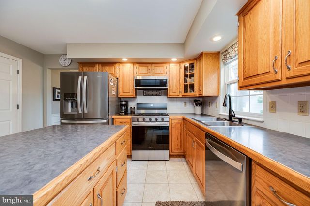 27 BROOKFIELD DR, Fleetwood, PA 19522