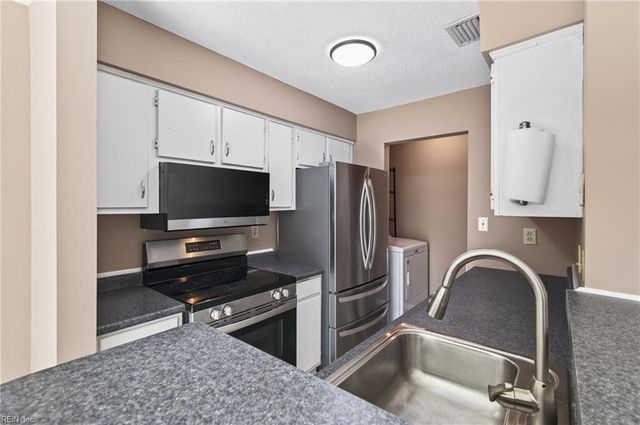 30 Hollis Wood DR, Hampton, VA 23666