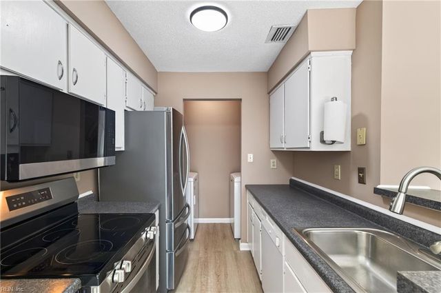 30 Hollis Wood DR, Hampton, VA 23666