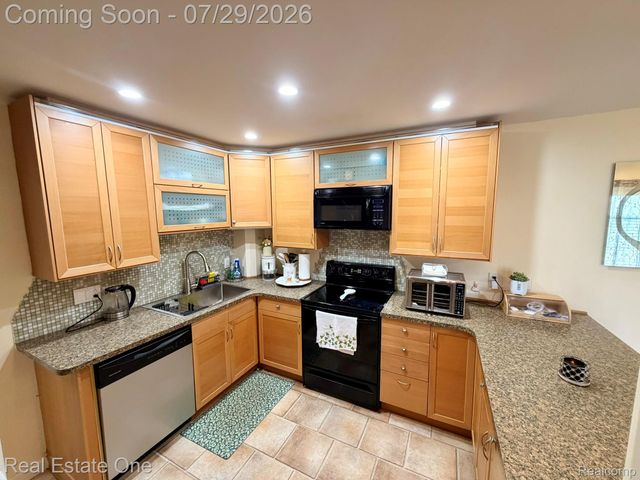 5112 Rock Run Street, West Bloomfield Charter Township, MI 48322