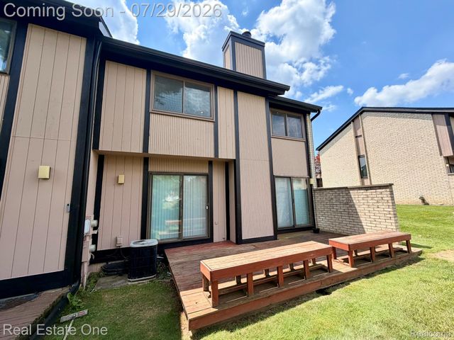 5112 Rock Run Street, West Bloomfield Charter Township, MI 48322