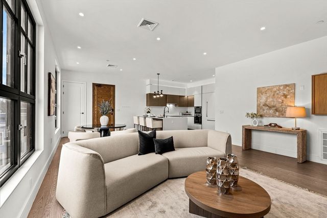 8 Leverett St 4, Brookline, MA 02445