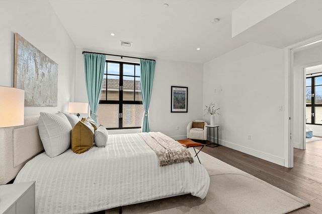 8 Leverett St 4, Brookline, MA 02445