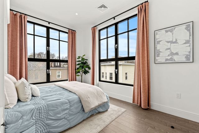 8 Leverett St 4, Brookline, MA 02445