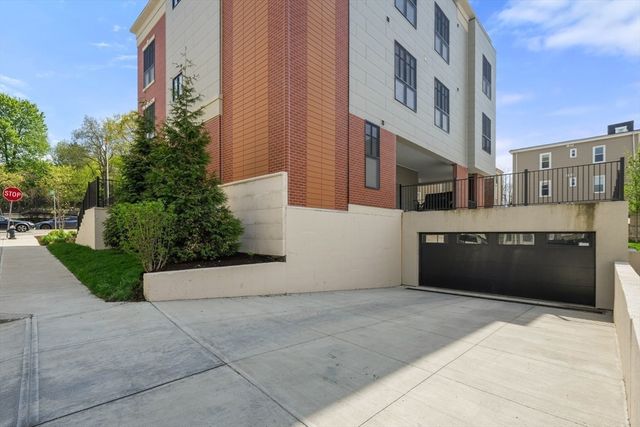 8 Leverett St 4, Brookline, MA 02445