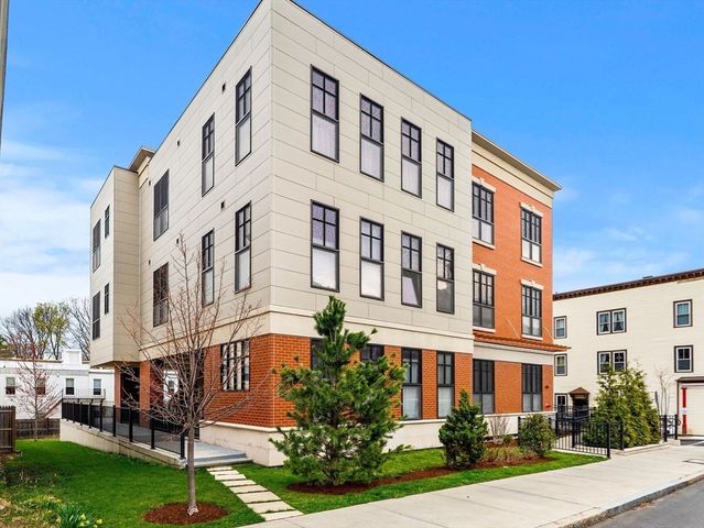 8 Leverett St 4, Brookline, MA 02445