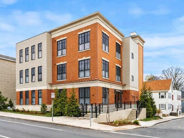 8 Leverett St 4, Brookline, MA 02445