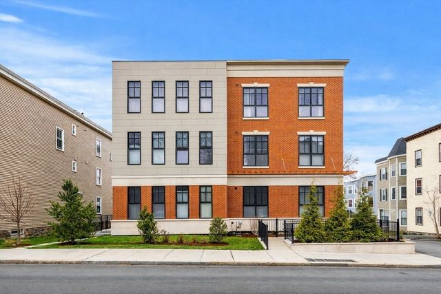 8 Leverett St 4, Brookline, MA 02445