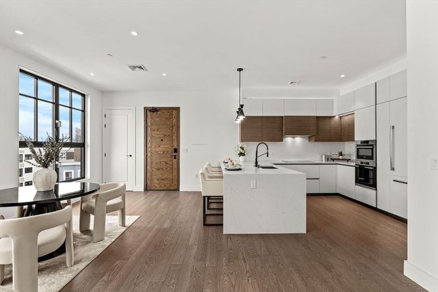 8 Leverett St 4, Brookline, MA 02445