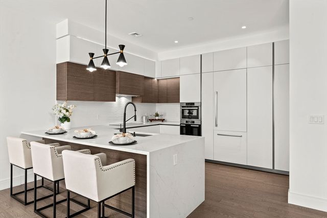 8 Leverett St 4, Brookline, MA 02445