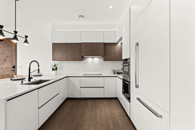 8 Leverett St 4, Brookline, MA 02445