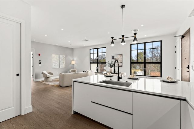 8 Leverett St 4, Brookline, MA 02445