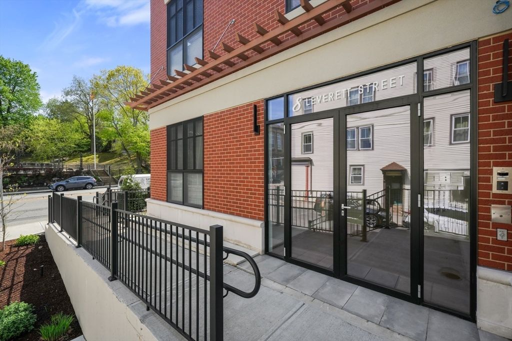 8 Leverett St 4, Brookline, MA 02445