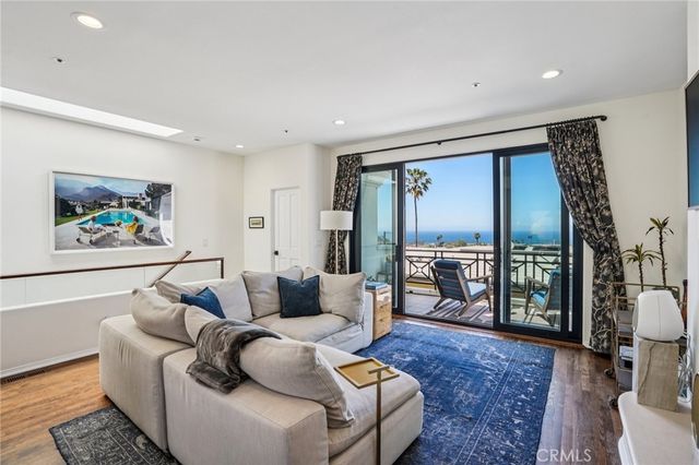 710 Manhattan Beach Boulevard, Manhattan Beach, CA 90266