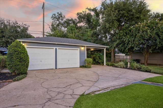 826 T C Jester Boulevard, Houston, TX 77008