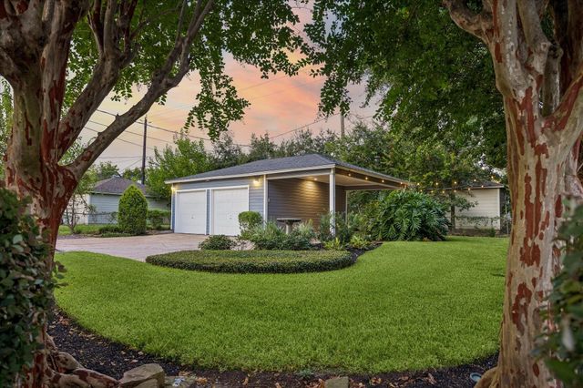 826 T C Jester Boulevard, Houston, TX 77008