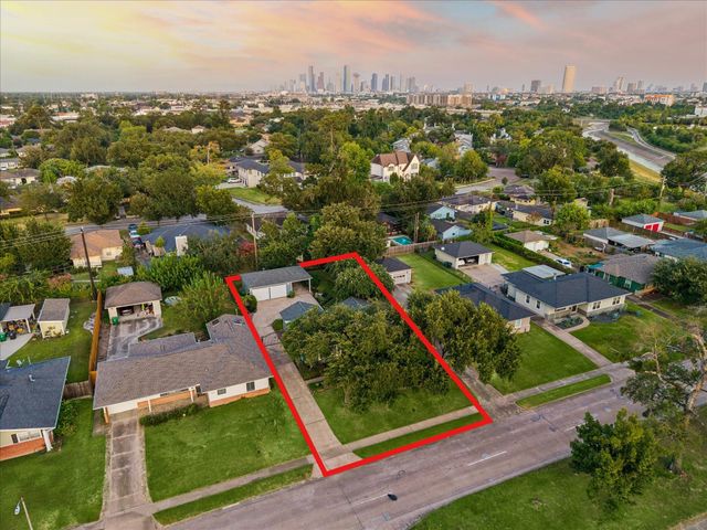 826 T C Jester Boulevard, Houston, TX 77008