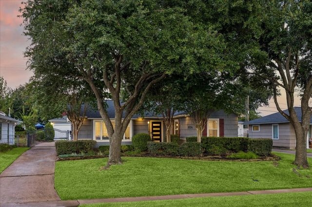 826 T C Jester Boulevard, Houston, TX 77008