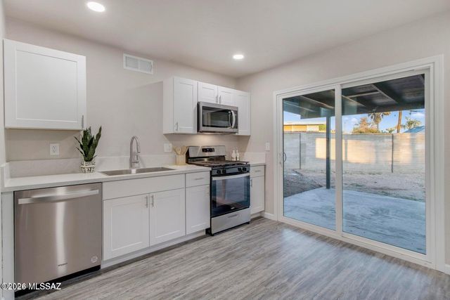 8202 E Kenyon Drive, Tucson, AZ 85710