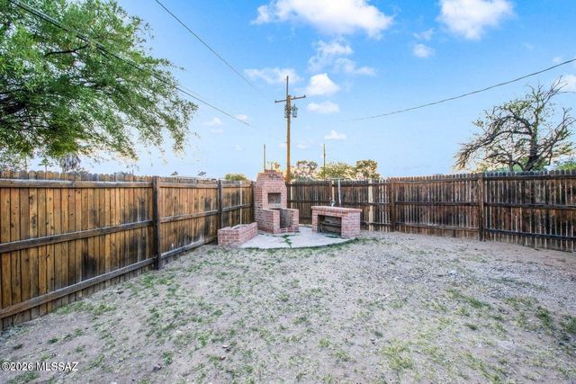 8202 E Kenyon Drive, Tucson, AZ 85710