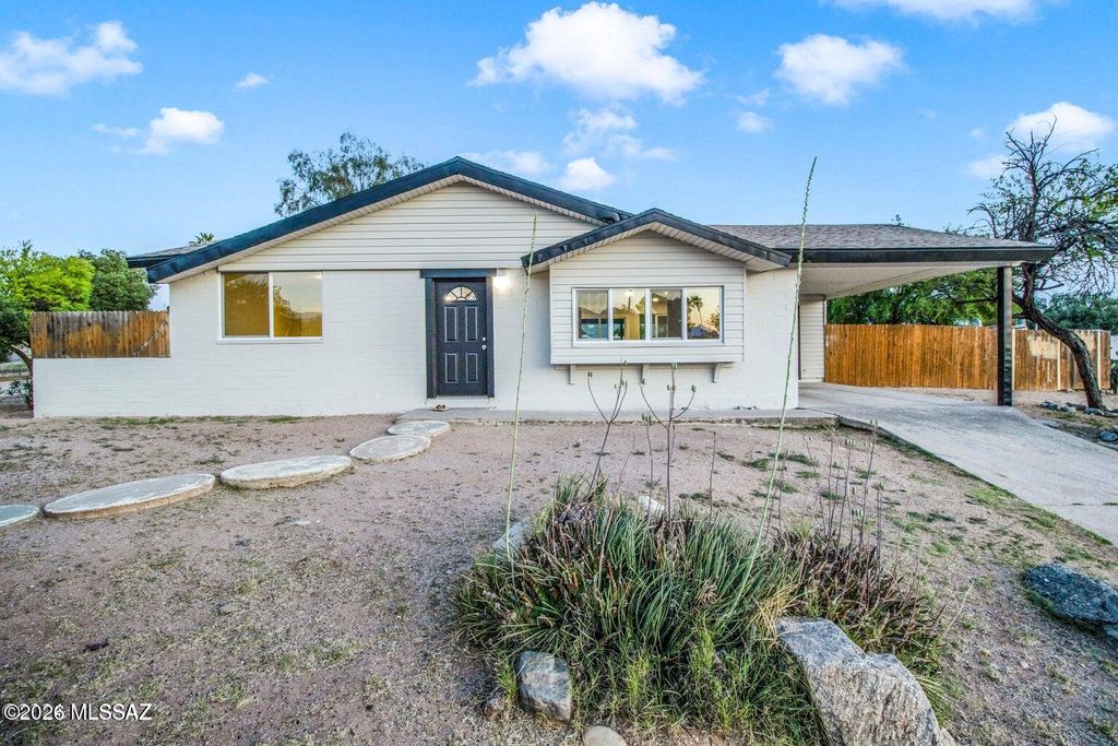 8202 E Kenyon Drive, Tucson, AZ 85710