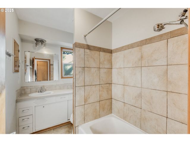 12720 Se ALDER St, Portland, OR 97233