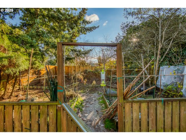 12720 Se ALDER St, Portland, OR 97233