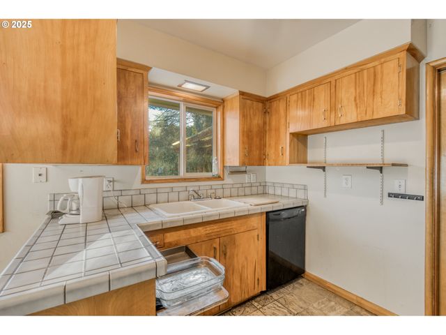 12720 Se ALDER St, Portland, OR 97233