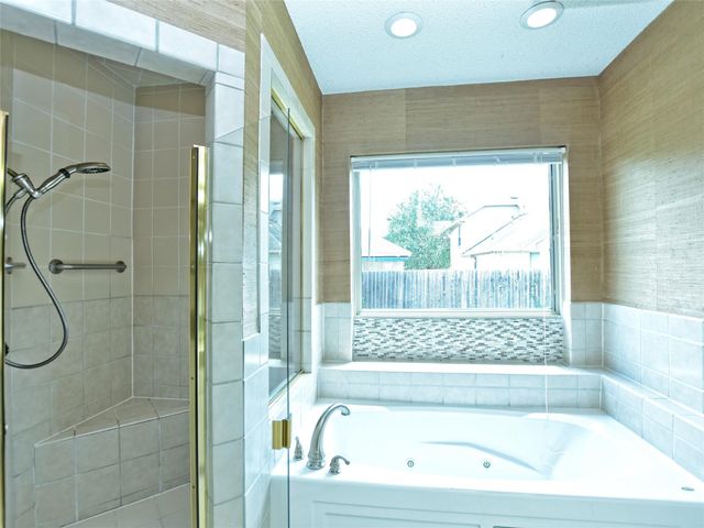 10215 River Plantation DR B, Austin, TX 78747