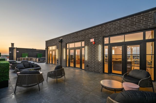 6633 N Milwaukee Avenue 221, Niles, IL 60714
